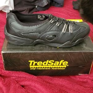 TredSafe Women's black slip resistant work shoes